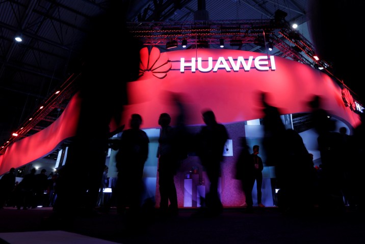 Amerika Huawei’nin Tüm Dünyada Mobil Ağlara Erişim Sağladığını İddia Ediyor